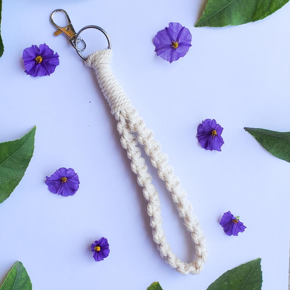 Macrame wristlet lanyard